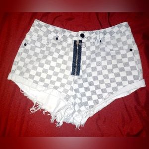 Sgnature8 Shorts 🩶🤍